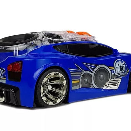 Sportinis automobilis su DJ, stogo garsiakalbiais, muzika, šviesomis