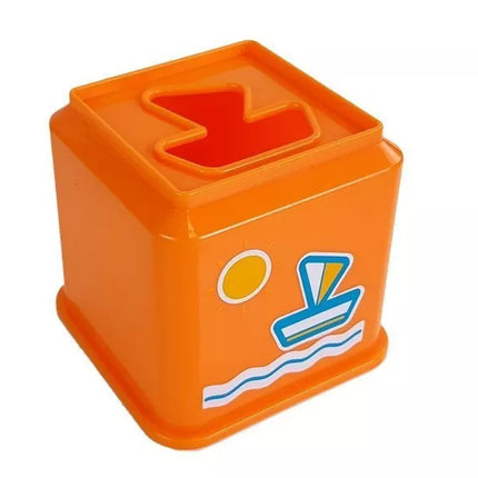 Stiklinių bokštelių piramidė su transporto priemonių paveikslėliais kūdikiams