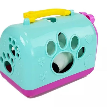 Mažoji panda su transportuojančiu talismanu