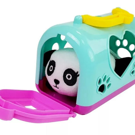 Mažoji panda su transportuojančiu talismanu