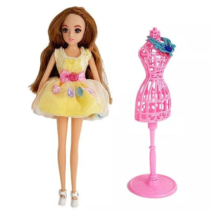 Persirengimo kambarys su šviesa ir veidrodžiu. 26 cm lėlė. Drabužių rinkinys. Priedai