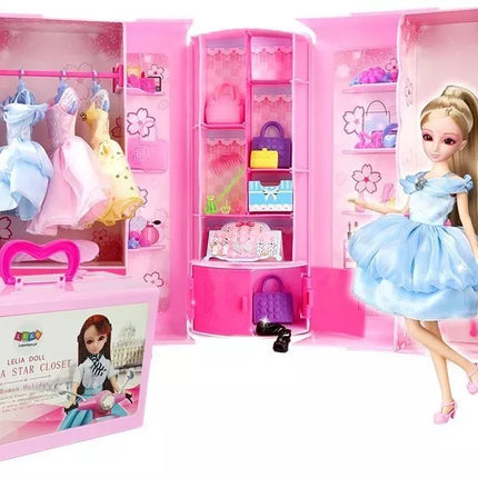 Lėlė, modelis. Drabužių rinkinys. Apsirengimas. Papuošalai lagamine