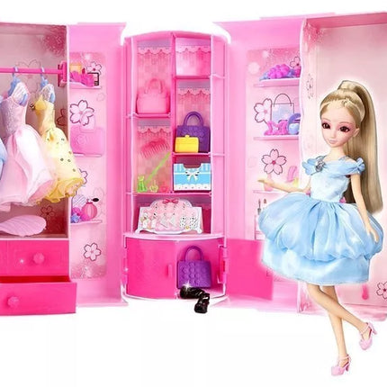 Lėlė, modelis. Drabužių rinkinys. Apsirengimas. Papuošalai lagamine