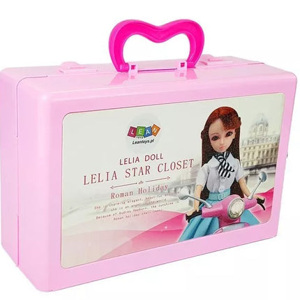 Lėlė, modelis. Drabužių rinkinys. Apsirengimas. Papuošalai lagamine