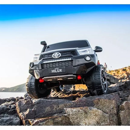 Elektromobilis Toyota Hilux, juodos spalvos