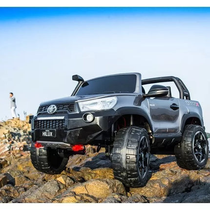 Elektromobilis Toyota Hilux, juodos spalvos