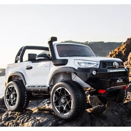 Elektromobilis Toyota Hilux, juodos spalvos