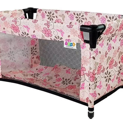 Lėlė Alisa rožinėje gėlių lovoje