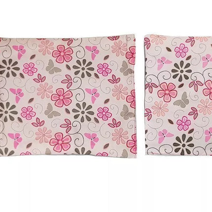 Lėlė Alisa rožinėje gėlių lovoje