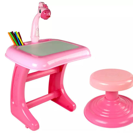 Braižymo stalas, kėdė, projektorius, rožiniai rašikliai, paveikslai