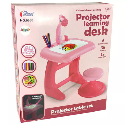 Braižymo stalas, kėdė, projektorius, rožiniai rašikliai, paveikslai