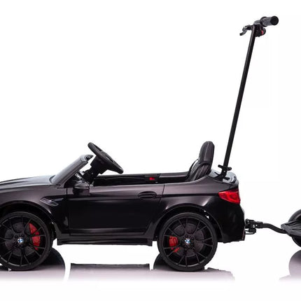 Automobilis BMW M5 su platforma tėvams, varomas akumuliatoriumi, juodas lakuotas