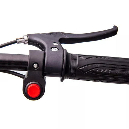 Automobilis BMW M5 su platforma tėvams, varomas akumuliatoriumi, juodas lakuotas