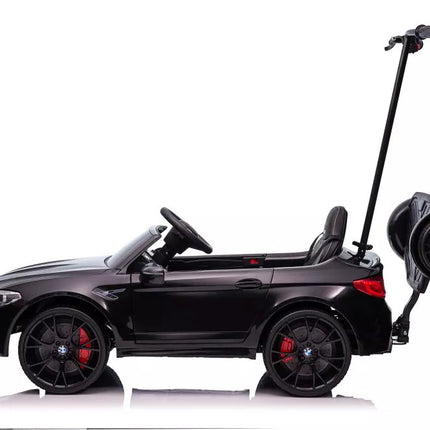 Automobilis BMW M5 su platforma tėvams, varomas akumuliatoriumi, juodas lakuotas