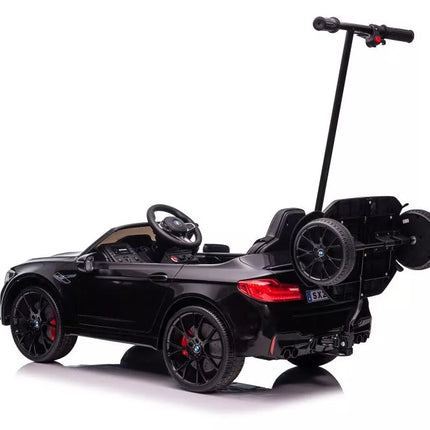 Automobilis BMW M5 su platforma tėvams, varomas akumuliatoriumi, juodas lakuotas