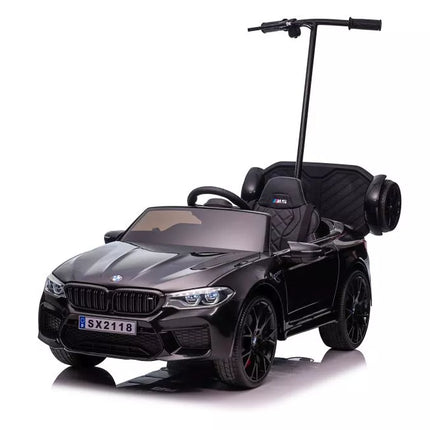 Automobilis BMW M5 su platforma tėvams, varomas akumuliatoriumi, juodas lakuotas