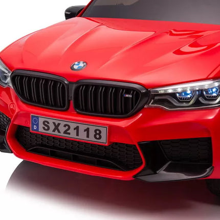 Automobiliukas su baterijomis BMW M5 su platforma tėvams, raudonas, lakuotas