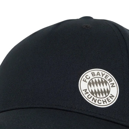 adidas FC Bayern Miuncheno „Essentials“ kepuraitė su snapeliu, juoda, IA2335
