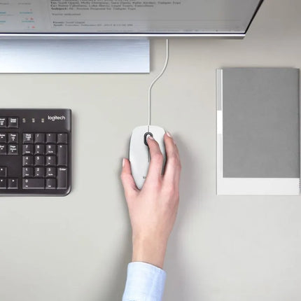 Baltos spalvos „Logitech M100“ pelė