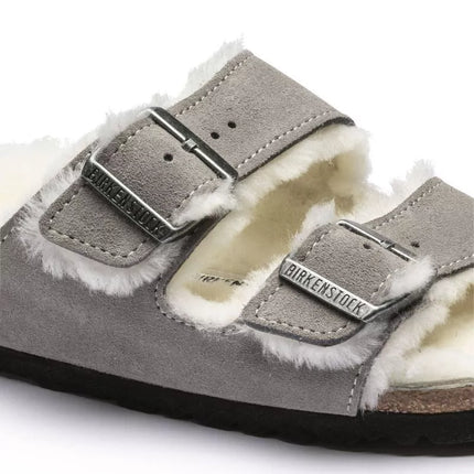 „Birkenstock Arizona Shearling Stone Coin“ moteriškos/vyriškos izoliuotos šlepetės, zomšas su avikailiu, siauros (1017403)