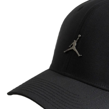 Juoda „Air Jordan“ kepurė su snapeliu Rise Structured Metal Jumpman – HM5750-010