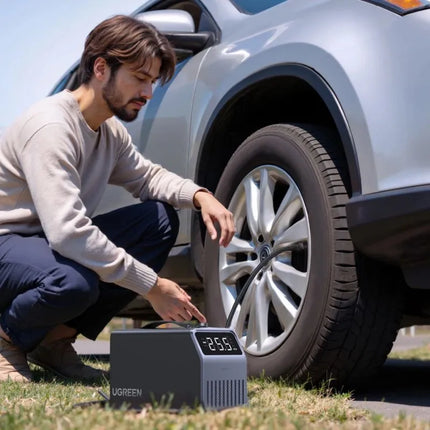 Ugreen 150 PSI 12V elektrinis automobilio padangų pripūtiklis su skaitmeniniu ekranu - Pilkas