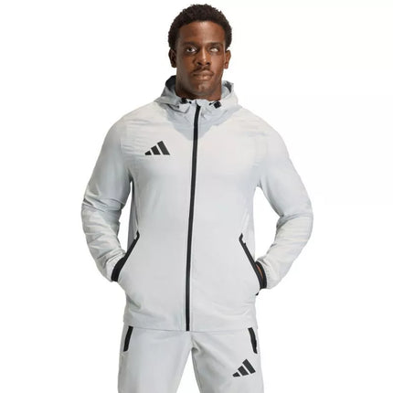 Vyriška adidas Tiro 26 kelioninė striukė nuo vėjo, šviesiai pilka KD3336