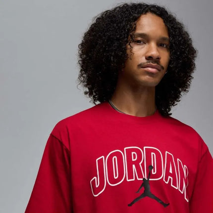 Vyriški „Air Jordan“ marškinėliai su „Brooklyn Arch“ logotipu, „Gym Red“ spalvos – IB7347-687
