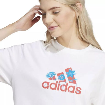 ADIDAS Gėlių rašto „Badge of Sport“ moteriški marškinėliai, balti IT1421