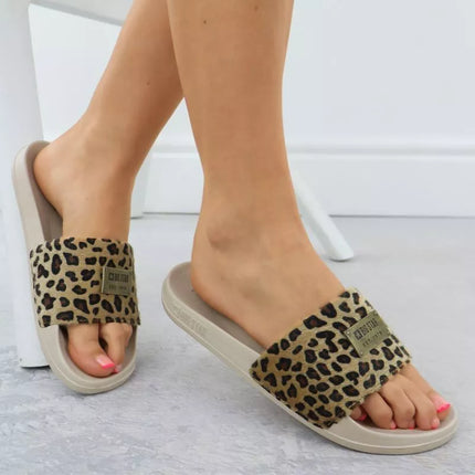 Moteriškos smėlio spalvos paplūdimio šlepetės su leopardo raštu prie baseino SS274715