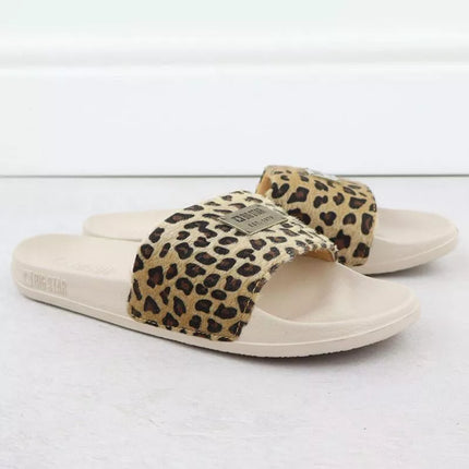 Moteriškos smėlio spalvos paplūdimio šlepetės su leopardo raštu prie baseino SS274715