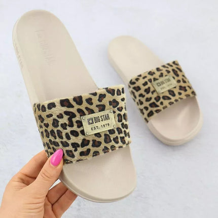 Moteriškos smėlio spalvos paplūdimio šlepetės su leopardo raštu prie baseino SS274715