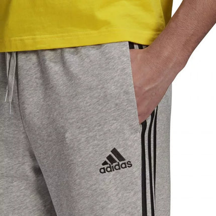 Adidas Essentials Kelnės su siaurėjančiais rankogaliais ir 3 juostelėmis M GK8889