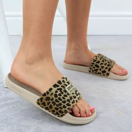 Moteriškos smėlio spalvos paplūdimio šlepetės su leopardo raštu prie baseino SS274715