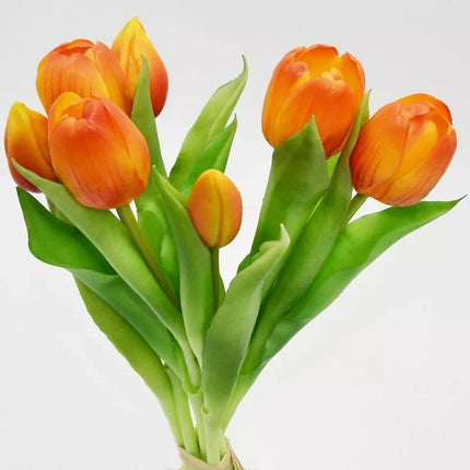 Puokštė iš 7 oranžinių tulpių, 31 cm, natūraliai atrodanti pavasarinė dekoracija.