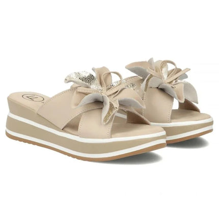 Women's leather wedge sandals with a flower, beige Filippo DK7636