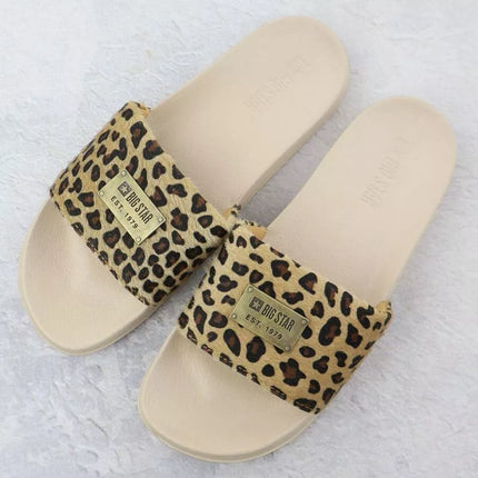 Moteriškos smėlio spalvos paplūdimio šlepetės su leopardo raštu prie baseino SS274715