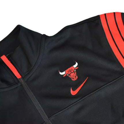 Nike Chicago Bulls Aikštės 75 treninginė striukė moterims Juoda/Universiteto raudona/Juoda - DB1394-010