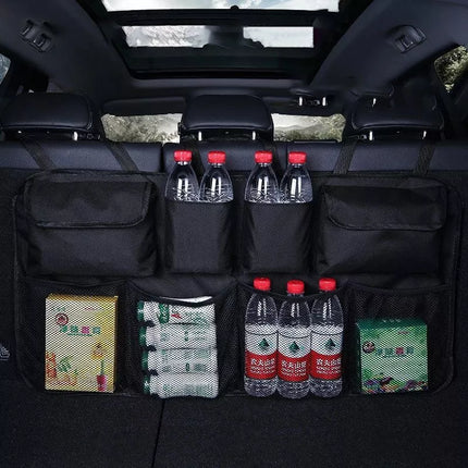 Juodas automobilio organizatorius ant galinės sėdynės atlošo bagažinei