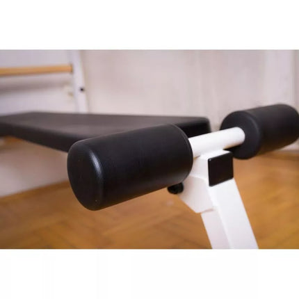 Medinė ir metalinė gimnastikos sienelė su skersiniu, suoliuku ir priedais BenchK 233W