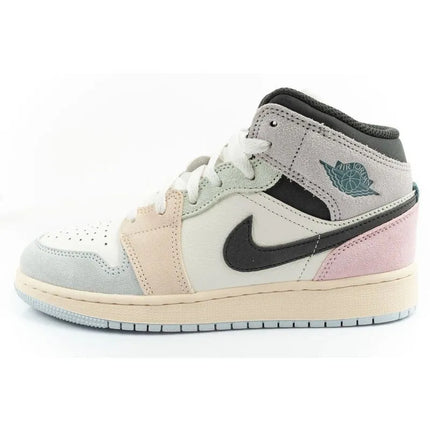 Moteriški aukšto aulo sportiniai bateliai Nike Air Jordan 1 – stilingi laisvalaikio kedai
