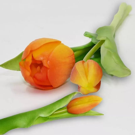 Puokštė iš 7 oranžinių tulpių, 31 cm, natūraliai atrodanti pavasarinė dekoracija.