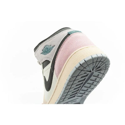Moteriški aukšto aulo sportiniai bateliai Nike Air Jordan 1 – stilingi laisvalaikio kedai