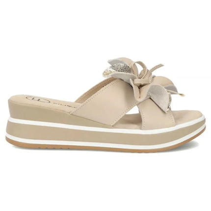 Women's leather wedge sandals with a flower, beige Filippo DK7636